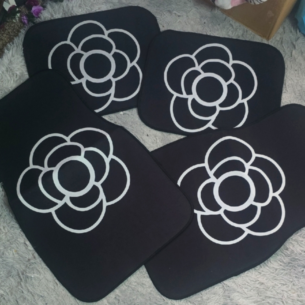 Camilla Black & White Car Floor Mats (SET OF 4)(NWOT)✨️🖤✨️